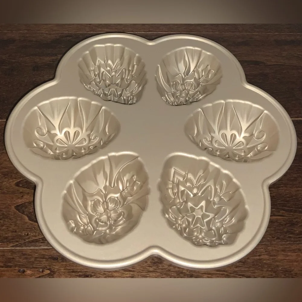 Williams Sonoma Nordic Ware Nonstick Cast Aluminum Easter Egg Cakelet NWT